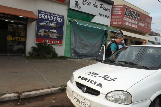 Ladrões usam carro para arrombar loja e roubar material de caça e pesca