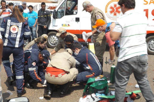 Após colidir caminhonete em motoneta idoso passa por cima das pernas do motociclista