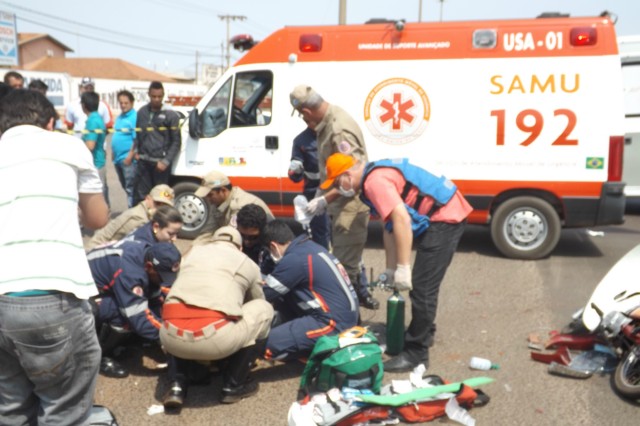 Após colidir caminhonete em motoneta idoso passa por cima das pernas do motociclista