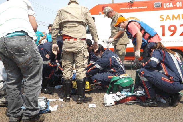 Após colidir caminhonete em motoneta idoso passa por cima das pernas do motociclista