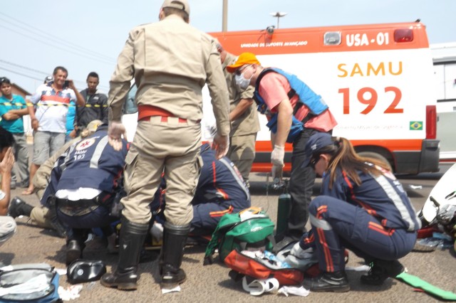 Após colidir caminhonete em motoneta idoso passa por cima das pernas do motociclista