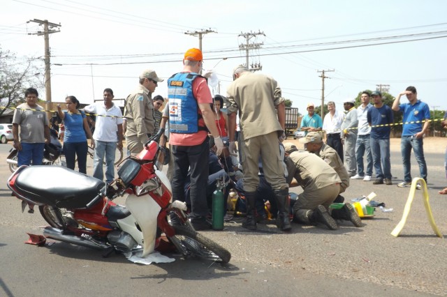 Após colidir caminhonete em motoneta idoso passa por cima das pernas do motociclista