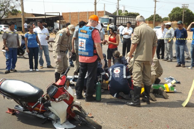 Após colidir caminhonete em motoneta idoso passa por cima das pernas do motociclista