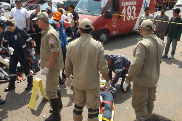 Após colidir caminhonete em motoneta idoso passa por cima das pernas do motociclista