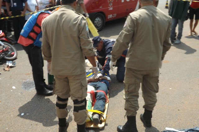 Após colidir caminhonete em motoneta idoso passa por cima das pernas do motociclista