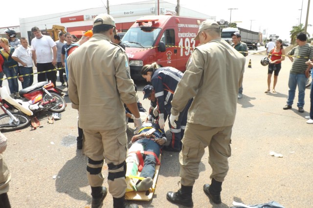 Após colidir caminhonete em motoneta idoso passa por cima das pernas do motociclista