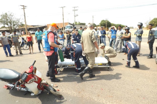 Após colidir caminhonete em motoneta idoso passa por cima das pernas do motociclista