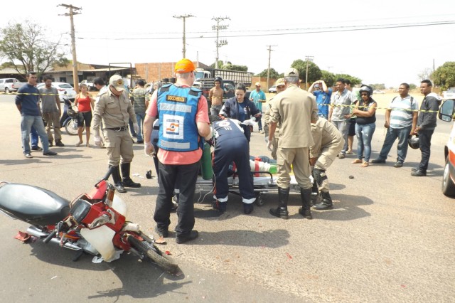 Após colidir caminhonete em motoneta idoso passa por cima das pernas do motociclista