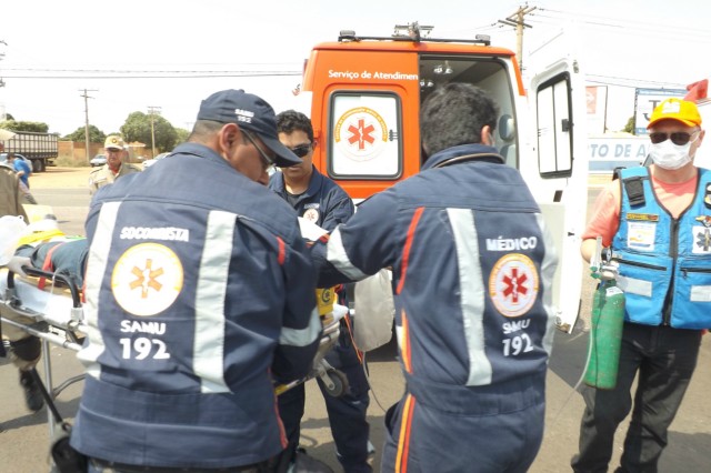 Após colidir caminhonete em motoneta idoso passa por cima das pernas do motociclista