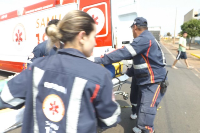 Após colidir caminhonete em motoneta idoso passa por cima das pernas do motociclista