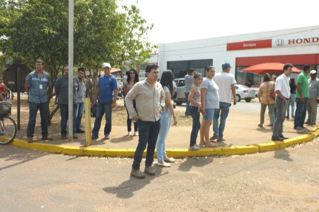 Após colidir caminhonete em motoneta idoso passa por cima das pernas do motociclista