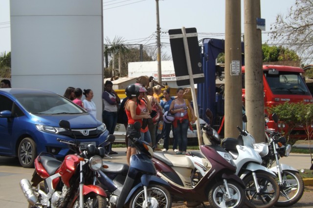 Após colidir caminhonete em motoneta idoso passa por cima das pernas do motociclista