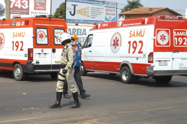 Após colidir caminhonete em motoneta idoso passa por cima das pernas do motociclista