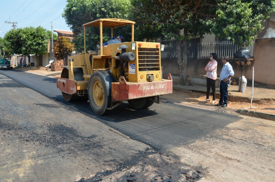 Prefeita acompanha obra de pavimentação asfáltica do Bela Vista