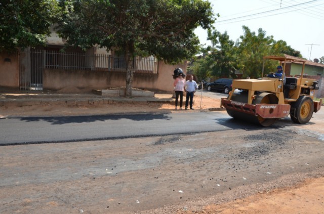 Prefeita acompanha obra de pavimentação asfáltica do Bela Vista