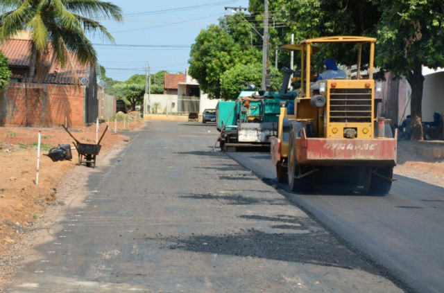 Prefeita acompanha obra de pavimentação asfáltica do Bela Vista