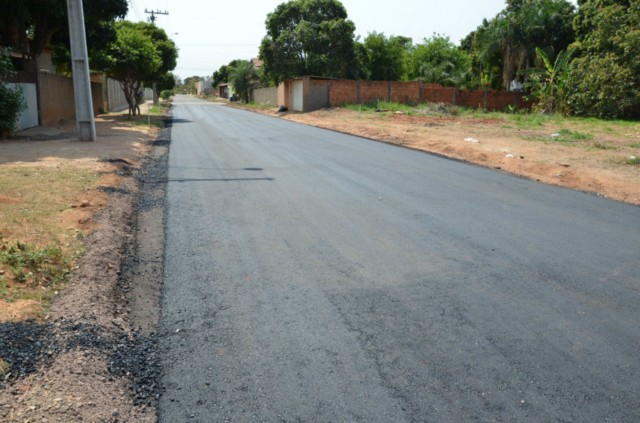 Prefeita acompanha obra de pavimentação asfáltica do Bela Vista