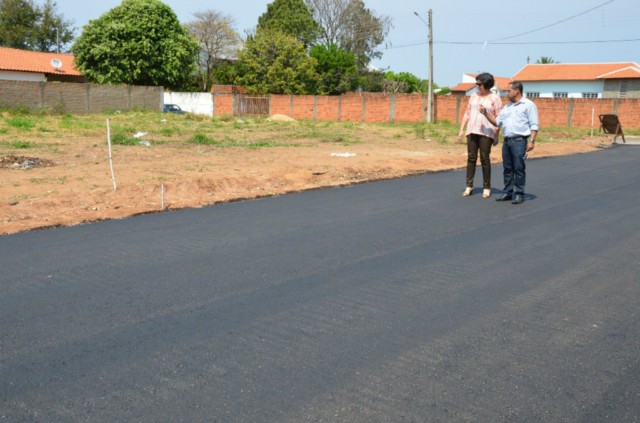 Prefeita acompanha obra de pavimentação asfáltica do Bela Vista