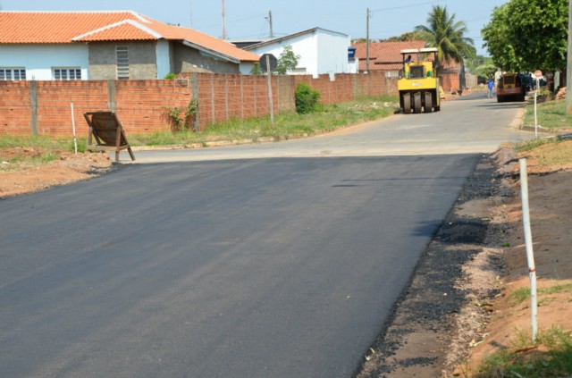 Prefeita acompanha obra de pavimentação asfáltica do Bela Vista