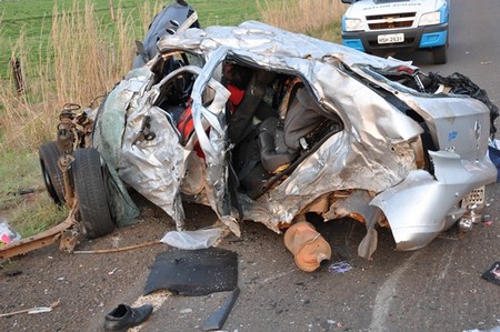 Três pessoas morrem em grave acidente na BR-060