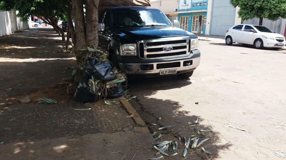 Em Três Lagoas, ambulantes invadem calçada de escola e deixam sujeira