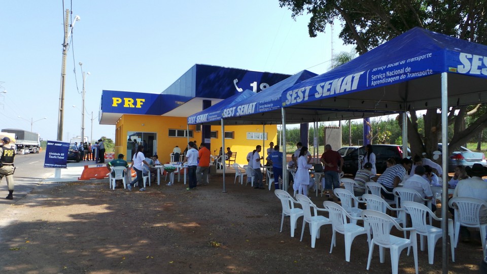 Caminhoneiros que usam a BR-262 passam por exames e aprovam evento