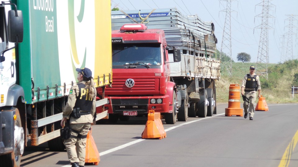 Caminhoneiros que usam a BR-262 passam por exames e aprovam evento