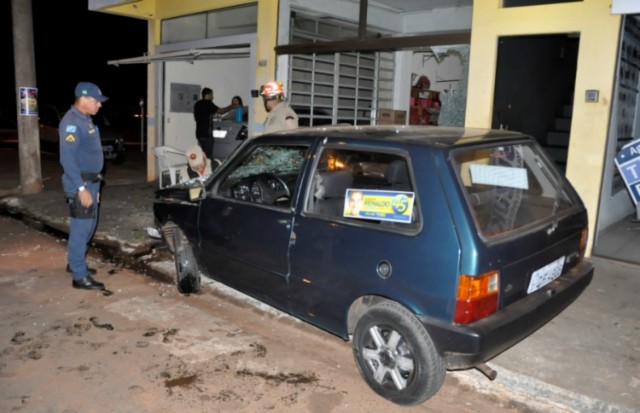 Fazendo sexo com o carro em movimento, jovem bate e quebra vitrine de loja