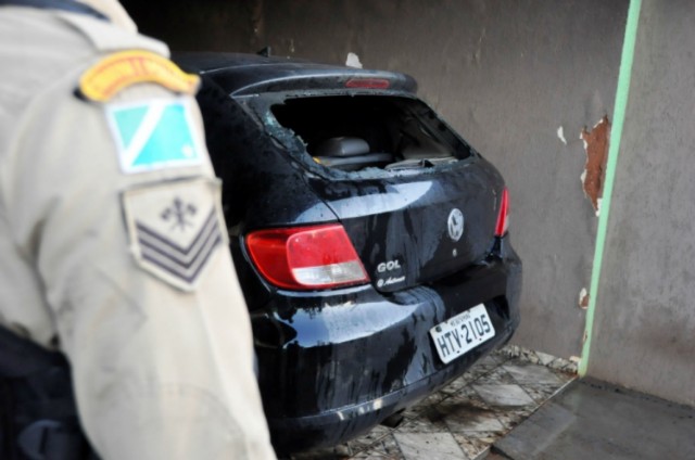 Carro da esposa de um policial é alvo de incêndio em Nova Andradina