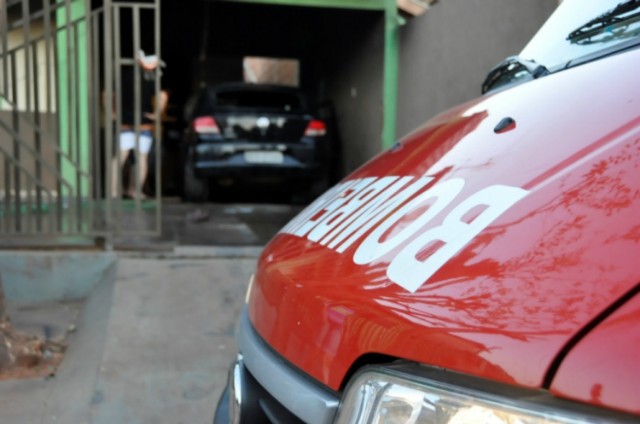 Carro da esposa de um policial é alvo de incêndio em Nova Andradina