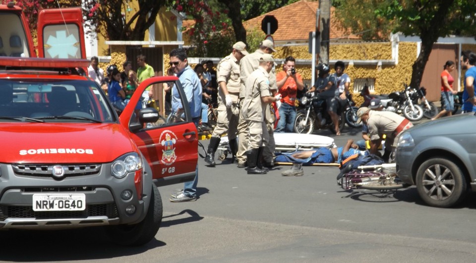 Ciclista fica ferido em colisão com automóvel, no centro da cidade