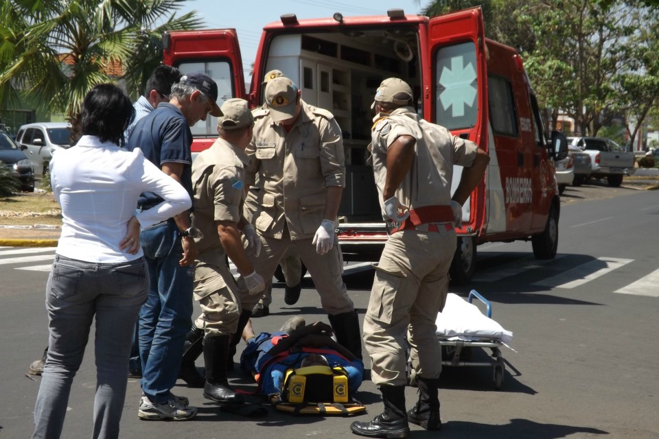 Ciclista fica ferido em colisão com automóvel, no centro da cidade