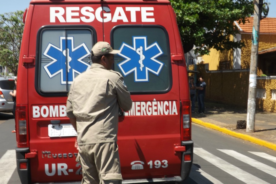 Ciclista fica ferido em colisão com automóvel, no centro da cidade