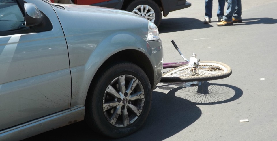 Ciclista fica ferido em colisão com automóvel, no centro da cidade