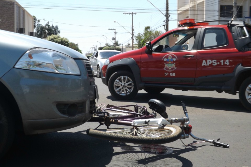 Ciclista fica ferido em colisão com automóvel, no centro da cidade