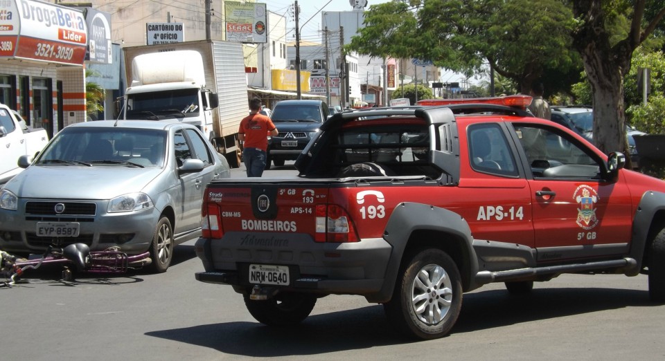 Ciclista fica ferido em colisão com automóvel, no centro da cidade