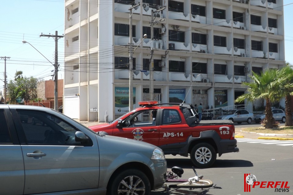 Ciclista fica ferido em colisão com automóvel, no centro da cidade