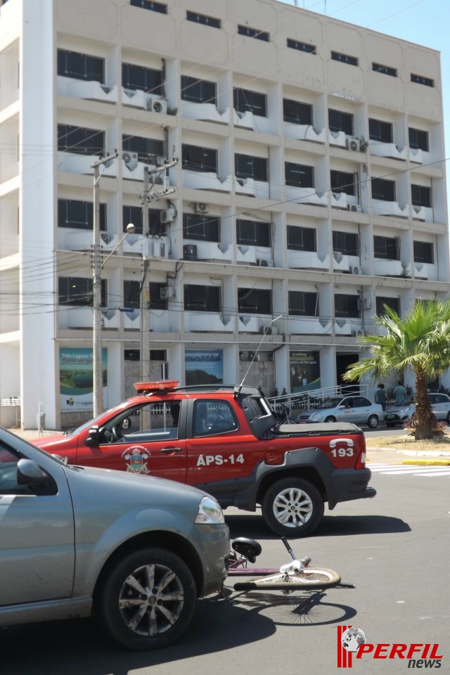 Ciclista fica ferido em colisão com automóvel, no centro da cidade