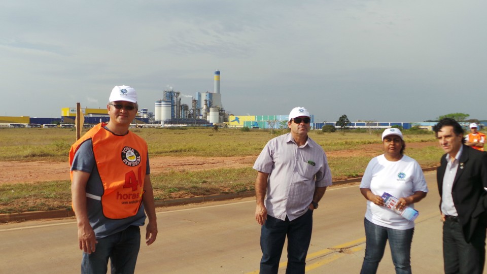 Em Três Lagoas, movimentos sindicais fazem manifestação na Fibria e IP por reajuste salarial
