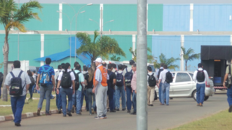 Em Três Lagoas, movimentos sindicais fazem manifestação na Fibria e IP por reajuste salarial