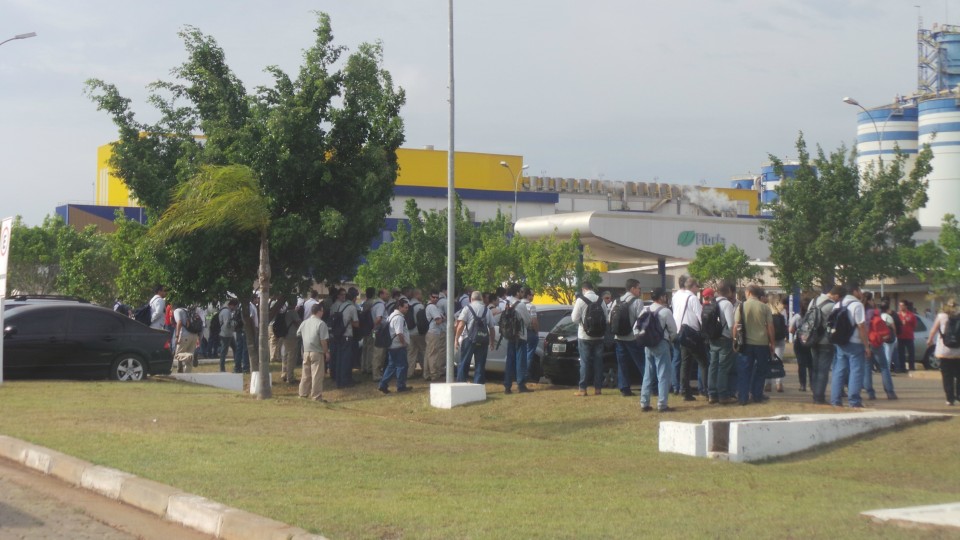 Em Três Lagoas, movimentos sindicais fazem manifestação na Fibria e IP por reajuste salarial