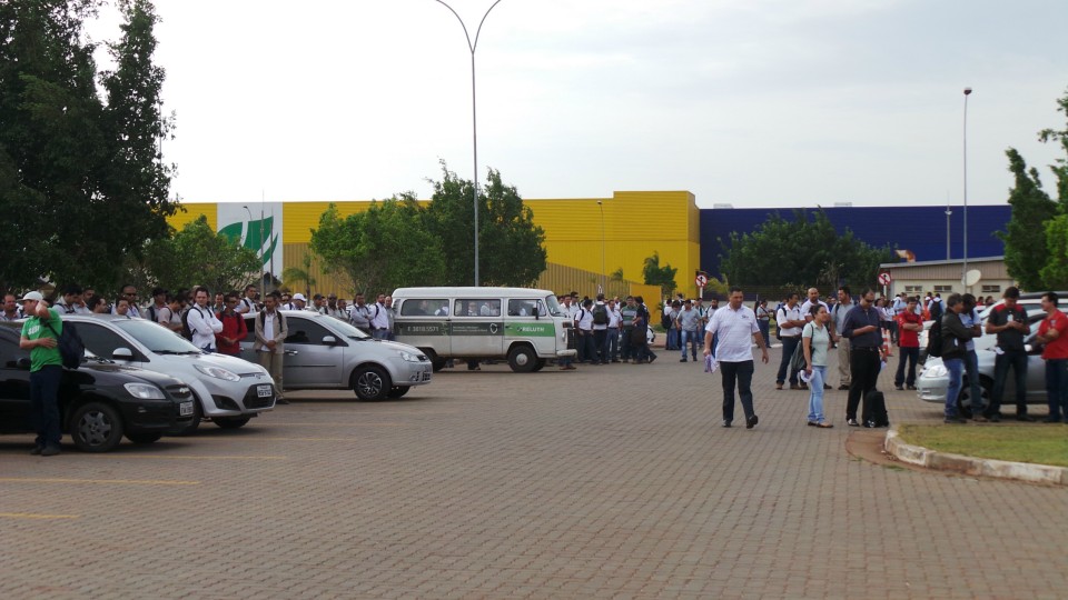Em Três Lagoas, movimentos sindicais fazem manifestação na Fibria e IP por reajuste salarial