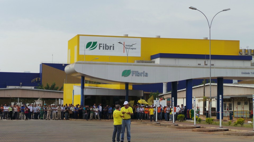 Em Três Lagoas, movimentos sindicais fazem manifestação na Fibria e IP por reajuste salarial