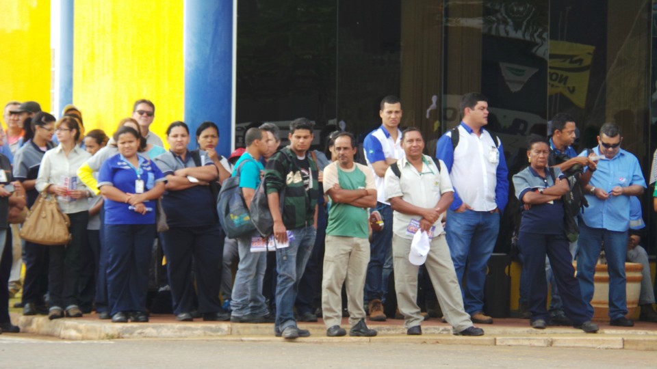 Em Três Lagoas, movimentos sindicais fazem manifestação na Fibria e IP por reajuste salarial