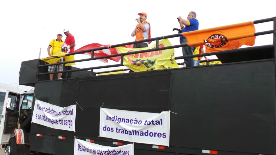Em Três Lagoas, movimentos sindicais fazem manifestação na Fibria e IP por reajuste salarial