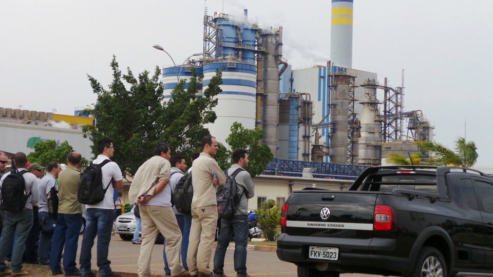Em Três Lagoas, movimentos sindicais fazem manifestação na Fibria e IP por reajuste salarial