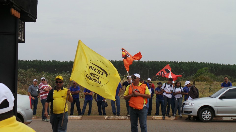 Em Três Lagoas, movimentos sindicais fazem manifestação na Fibria e IP por reajuste salarial