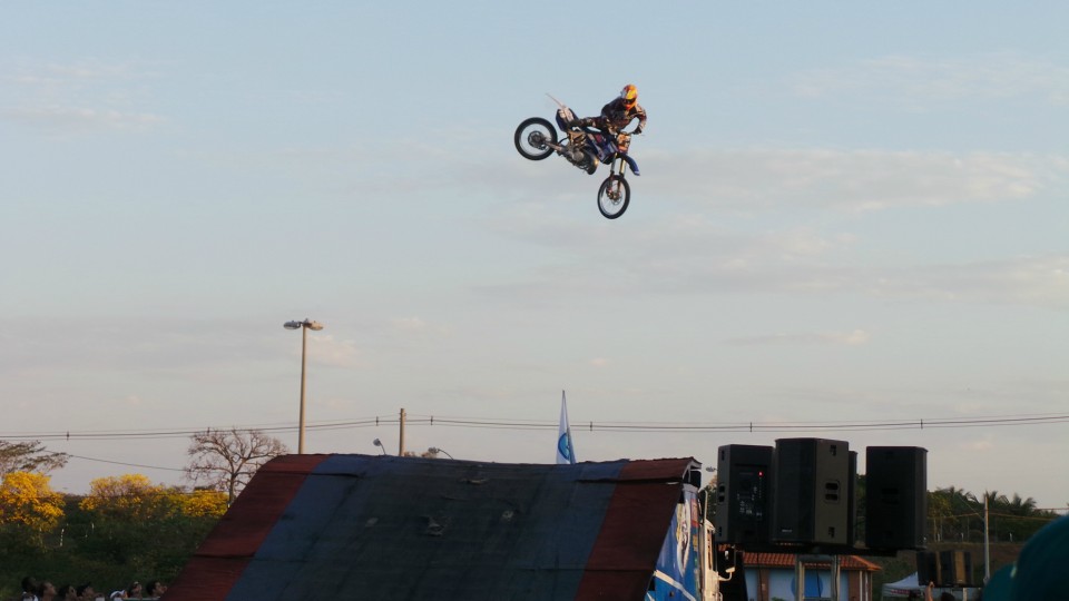 Muita adrenalina e emoção marca apresentação da equipe de Jorge Negretti em Três Lagoas Muita adrenalina e emoção marca apresentação da equipe de Jorge Negretti em Três Lagoas
