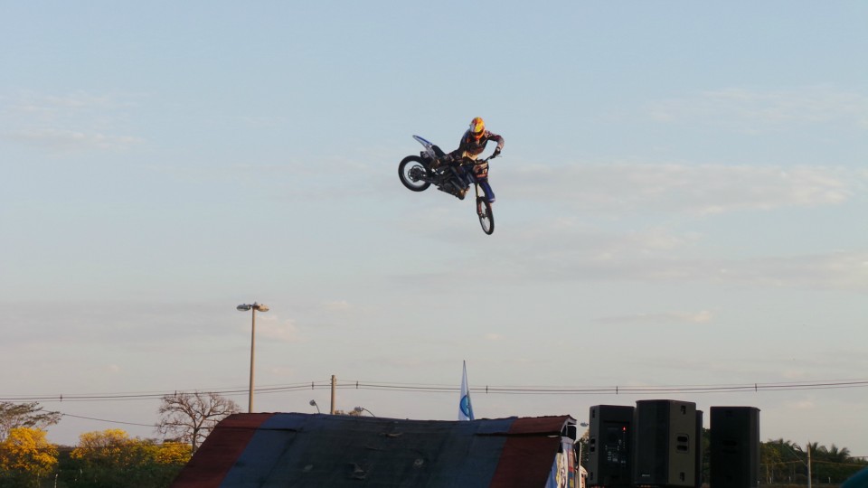 Muita adrenalina e emoção marca apresentação da equipe de Jorge Negretti em Três Lagoas Muita adrenalina e emoção marca apresentação da equipe de Jorge Negretti em Três Lagoas