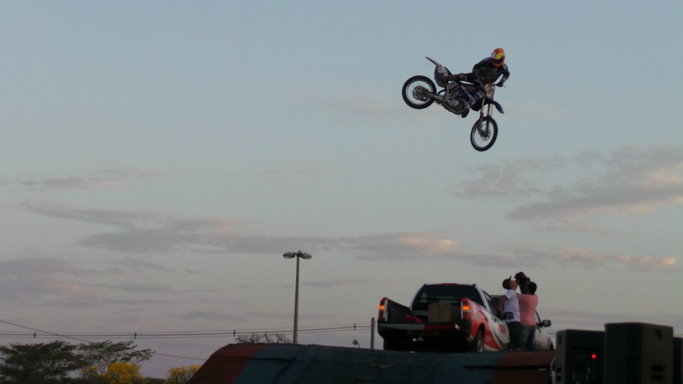 Muita adrenalina e emoção marca apresentação da equipe de Jorge Negretti em Três Lagoas Muita adrenalina e emoção marca apresentação da equipe de Jorge Negretti em Três Lagoas